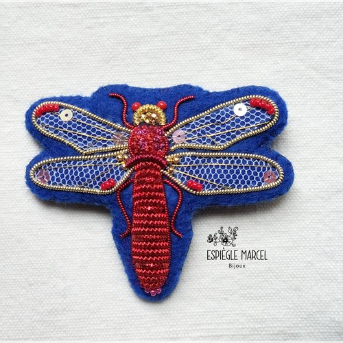 Broche brodée - libellule écarlate.