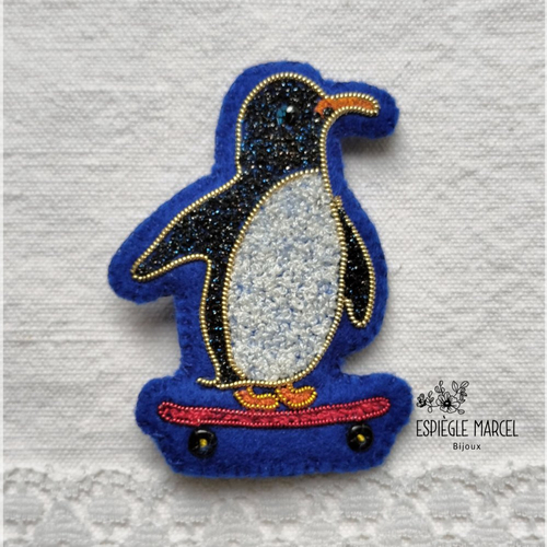 Broche brodée - baudouin le pingouin.
