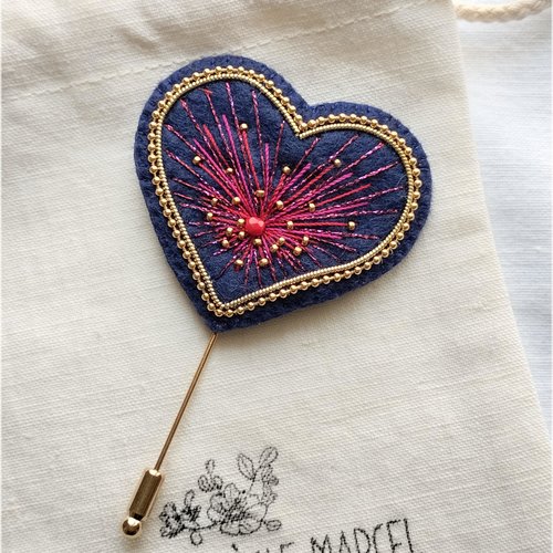 Broche brodée - fibule cœur.