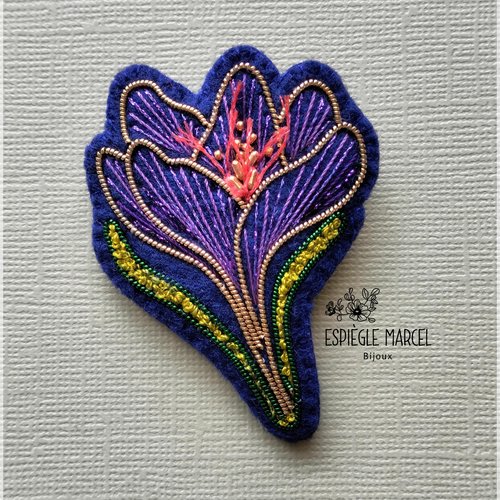 Broche brodée - crocus .