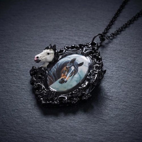 Pendentif cheval baroque étalon – médaillon résine noire esquisse