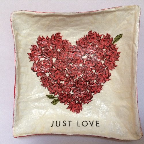 Saint valentin - coupelle carrée en papier maché - faite à la main - décor coeur de fleurs rouges "just love" sur fond blanc