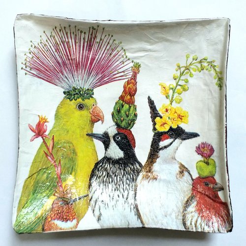Petite coupelle carrée en papier maché - fait main - décor cinq oiseaux avec coiffure végétale