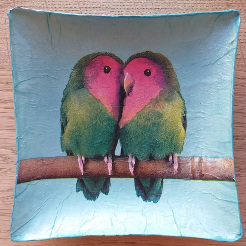 Petite coupelle carrée en papier maché - fait main - décor deux oiseaux perruches s'embrassant et formant un cœur