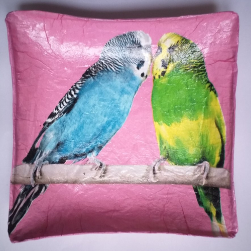 Petite coupelle carrée en papier maché - fait main - décor deux oiseaux perruches vert et bleu sur fond rose