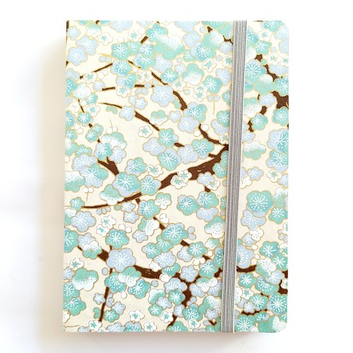 Carnet  / calepin a6 bullet - couverture papier japonais washi fleurs de prunier vert et bleu sur fond ivoire