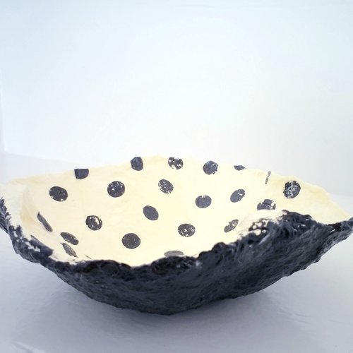 Grand bol forme en forme de trèfle à 4 feuilles en papier maché - fait et décoré main - peinture noire et décor pois noirs