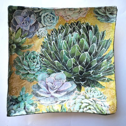 Coupelle carrée en papier maché - fait main - décor coloré divers cactus sur fond doré