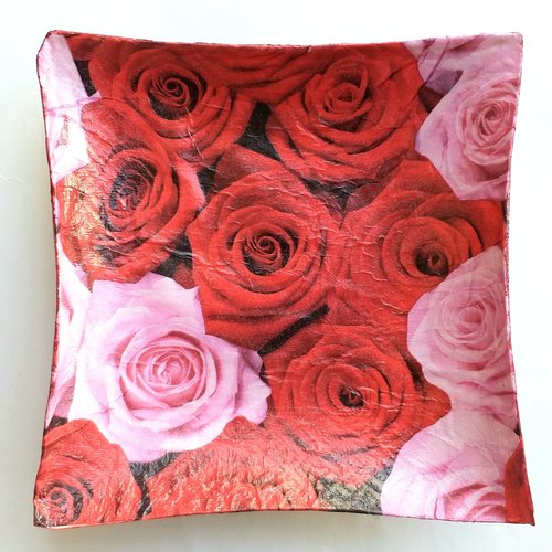 Coupelle carrée en papier maché - fait main - décor fleuri roses rouges et roses