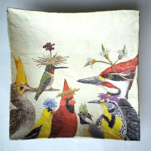 Petite coupelle carrée en papier maché - fait main - décor sept oiseaux avec coiffure végétale