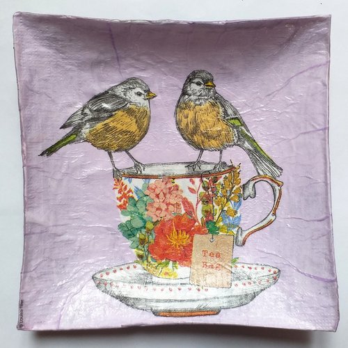 Petite coupelle carrée en papier maché - fait main - décor 2 oiseaux sur une tasse à thé