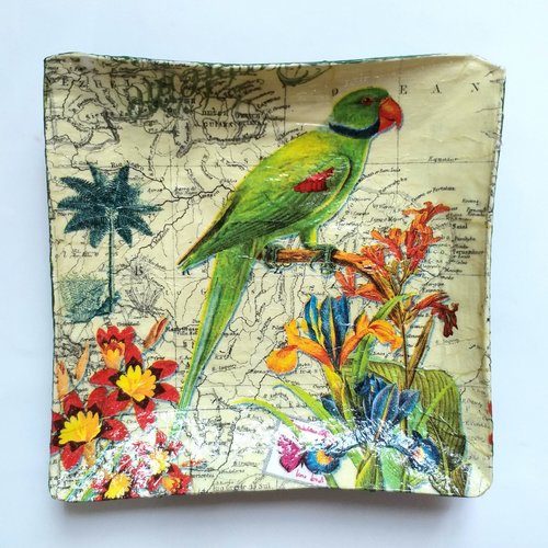 Coupelle carrée en papier maché - fait main - décor perroquet multicolore sur fond de carte ancienne