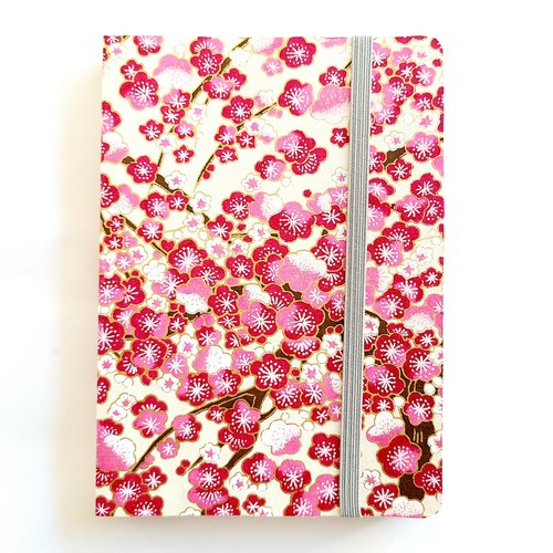 Carnet a6 bullet - couverture papier japonais washi fleurs de prunier rose et fushia sur fond ivoire
