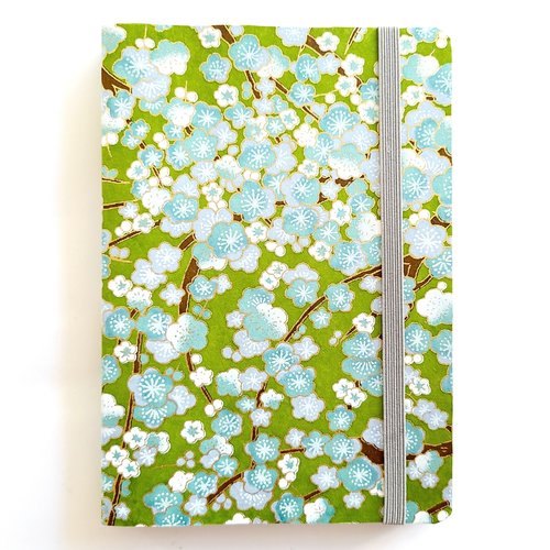 Carnet  / calepin a6 bullet - couverture papier japonais washi fleurs de prunier bleu ciel sur fond vert