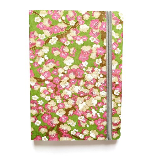 Carnet  / calepin a6 bullet - couverture papier japonais washi fleurs de prunier roses et beiges sur fond vert