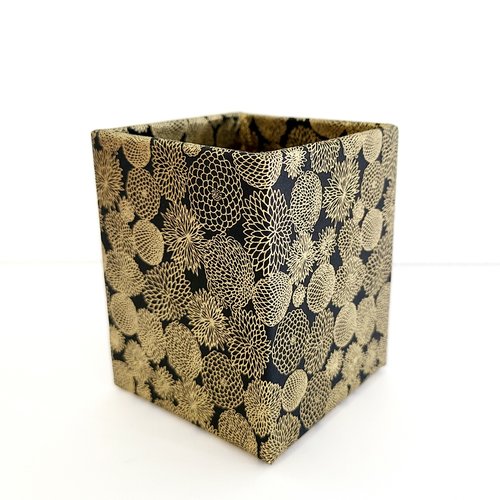 Pot à crayons en papier maché - décor papier japonais sérigraphié, washi au motif très fin de chrysanthèmes dorés sur fond noir.