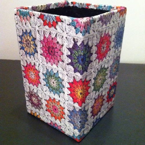 Grand pot à crayons en papier maché - décor motif patchwork crochet coloré 