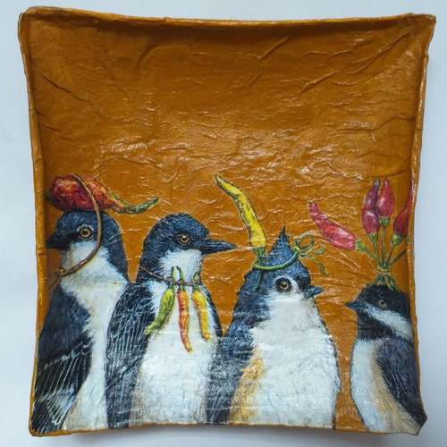 Coupelle carrée en papier maché - fait main - décor 4 oiseaux avec coiffure en piments 