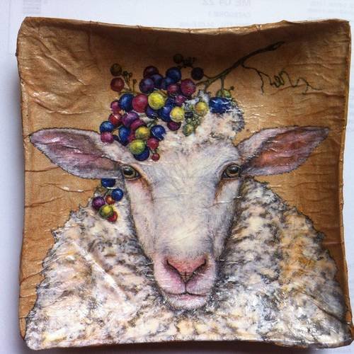 Coupelle carrée en papier maché - fait main - décor mouton avec coiffure en raisins 