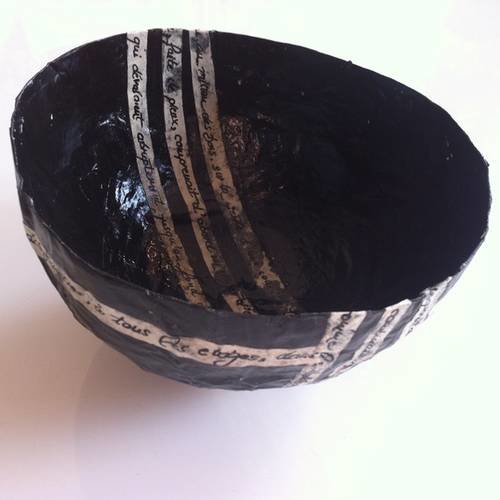 Grand bol en papier maché - fait main - décor noir et bandes papier blanches