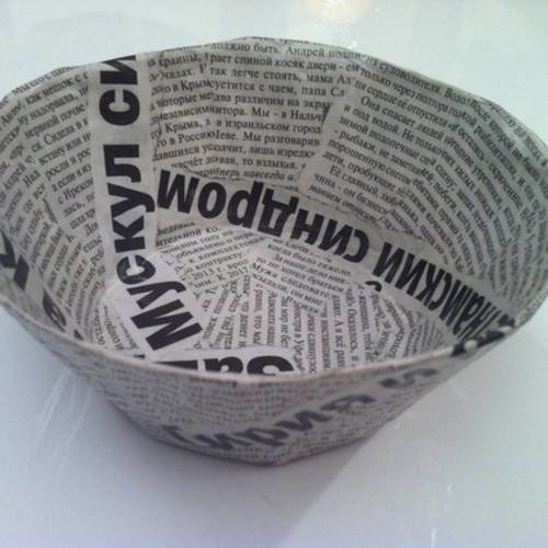 Petite coupelle ronde en papier maché - fait main - décor papier journal russe - caractères cyrilliques 