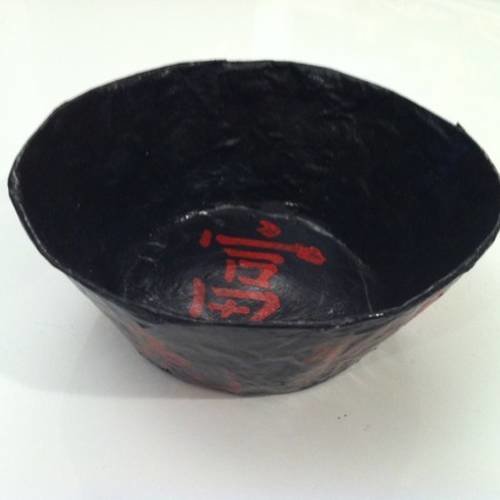 Petite coupelle ronde en papier maché - fait main - décor calligraphie chinoise rouge sur fond noir 