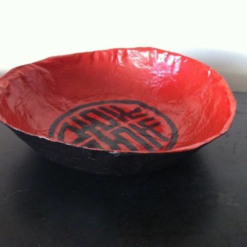 Bol / coupe en papier maché - fait main - décor asiatique peinture rouge et noire 