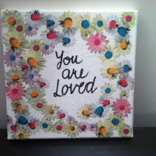 Collage "you are loved" sur toile 
