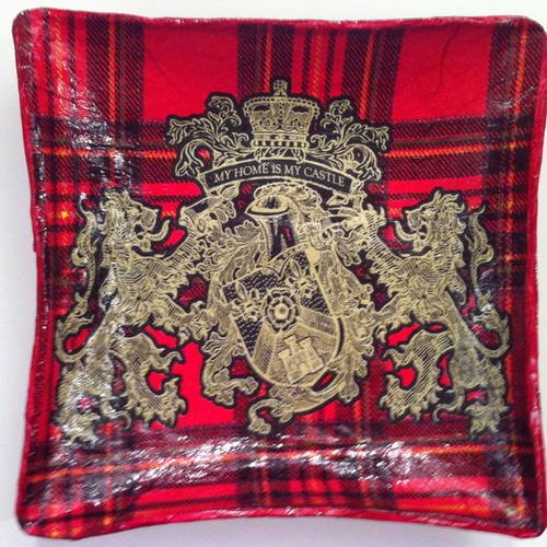 Coupelle carrée en papier maché - fait main - décor emblème "my home is my castle" sur fond rouge écossais