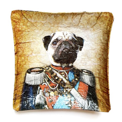 Coupelle carrée en papier maché - fait main - décor chien bouledogue déguisé / habillé en monarque /roi