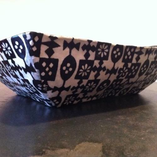 Grande coupelle rectangulaire en papier maché - fait main - décor motifs africains noirs et blancs
