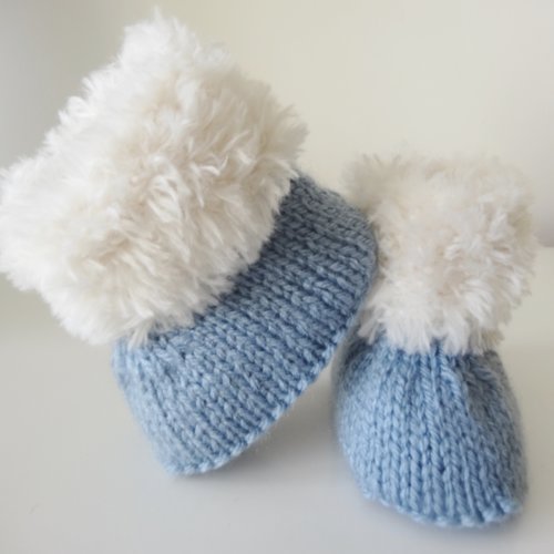 Bottes En Laine Bleue Pour Bebe Tricotees A La Main Un Grand Marche