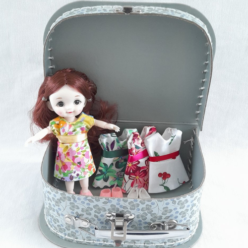 Adorable poupée et ses tenues dans une jolie valisette, cadeau génial, cadeau de rêve