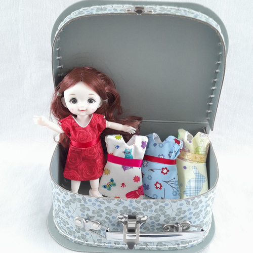 Adorable poupée et ses tenues dans une jolie valisette, cadeau génial, cadeau de rêve