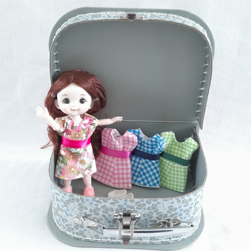 Adorable poupée et ses tenues dans une jolie valisette, cadeau génial, cadeau de rêve