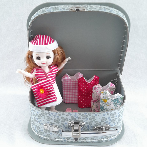 Adorable poupée et ses tenues dans une jolie valisette, cadeau génial, cadeau de rêve
