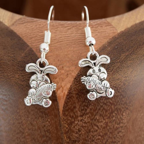 Boucles d'oreilles petit lapin et sa carotte, clips petit  lapin et sa carotte argentées 