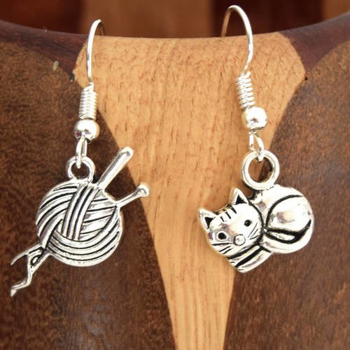 Boucles d'oreilles chat et sa pelote de laine argentés, le minou à sa mémère argentés