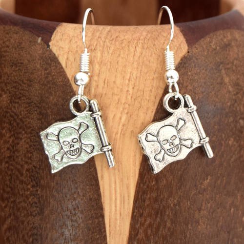 Boucles d'oreilles drapeau tête de mort argent vieilli, drapeau pirate crane sur os argent vieilli 