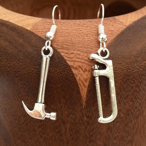 Boucles d'oreilles outils scie et marteau argent vieilli 