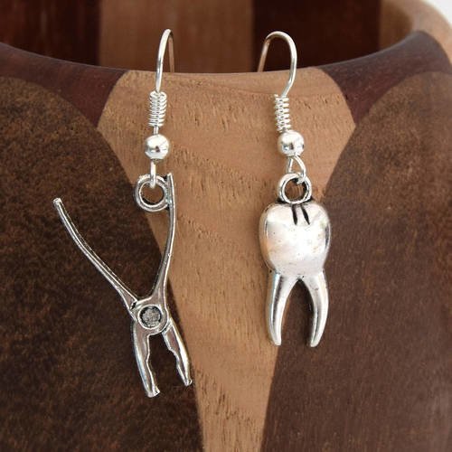 Boucles d'oreilles dentiste, tenailles et dents , dents argent vieilli