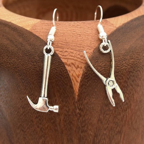 Boucles d'oreilles outils pince et marteau argent vieilli 