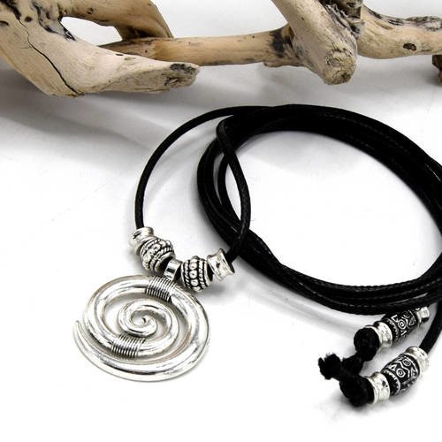 Collier boho pendentif ethnique bohème métal argenté monté sur lien de cuir noir réglable style boho gypsy boheme