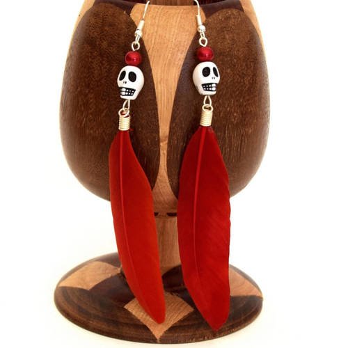 Boucle d'oreille plumes rouge tête de mort; boucle d'oreille halloween, boucle d'oreille tête de mort, plume macabre