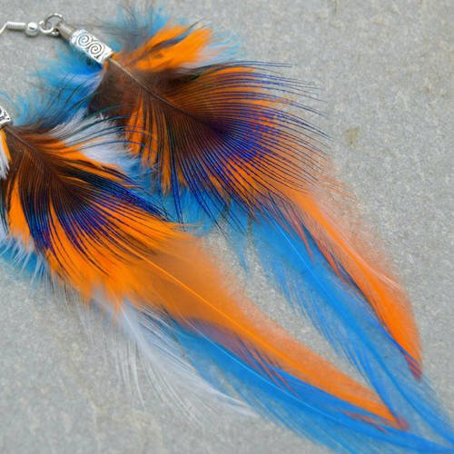 Boucle d'oreille plumes naturelles kachina bleu orange blanche ; boucles oreille chics ethniques, boucle d'oreille plumes de fêtes, bijoux