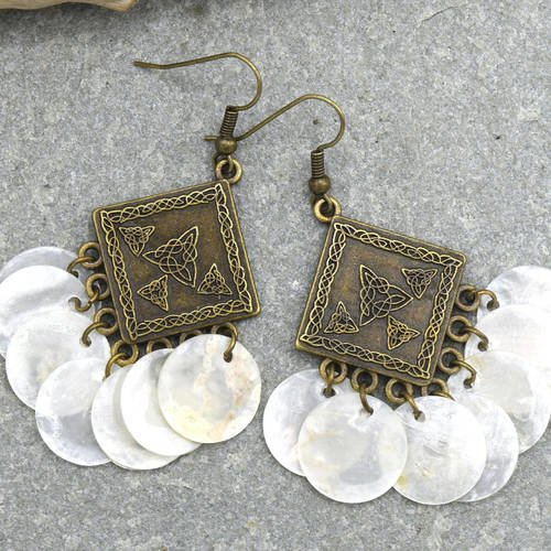 Boucles d'oreille chandelier pièces de coquillage nacré , boucles d'oreille pendantes pétales de nacre blanche