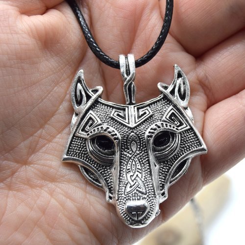 Pendentif collier loup celtique en métal argenté. pendentif détaillé tête de loup