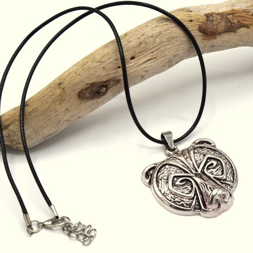Pendentif collier ours celtique en métal argenté. pendentif détaillé tête animaux