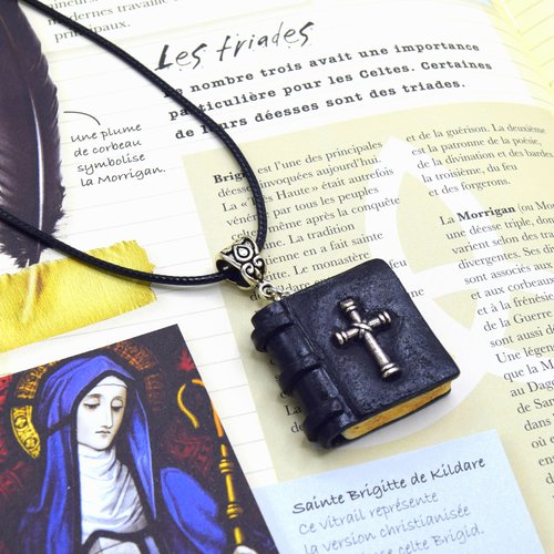Collier bible noire, mini livre avec croix