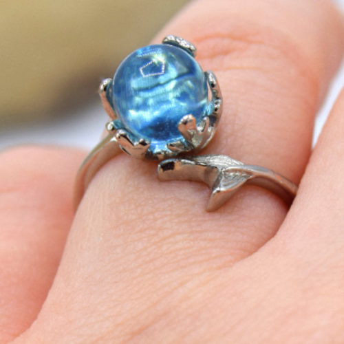 Bague océan, perle de verre bleu et monture en queue de sirène